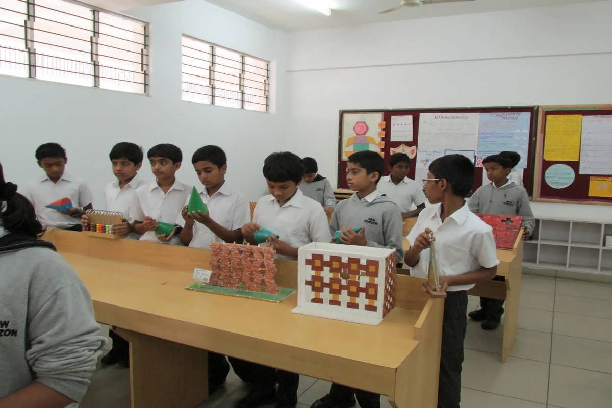 Students solving Puzzle at New Horizon Gurukul School Maths Lab