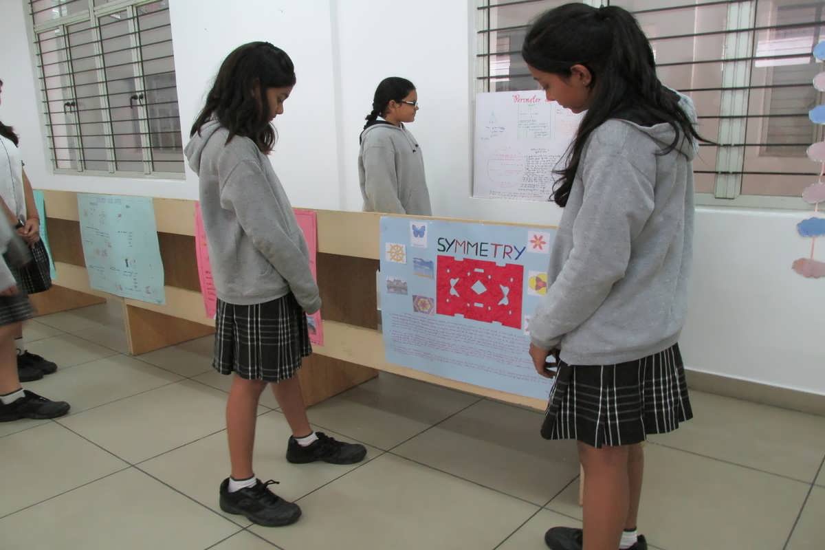 Students solving Puzzle at New Horizon Gurukul School Maths Lab