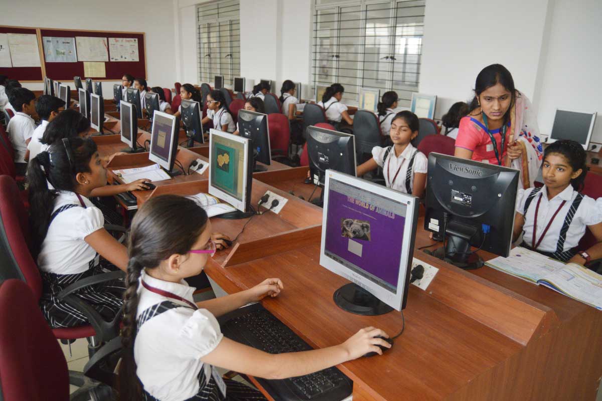 Students at Computer Lab - New horizon Gurukul Bangalore