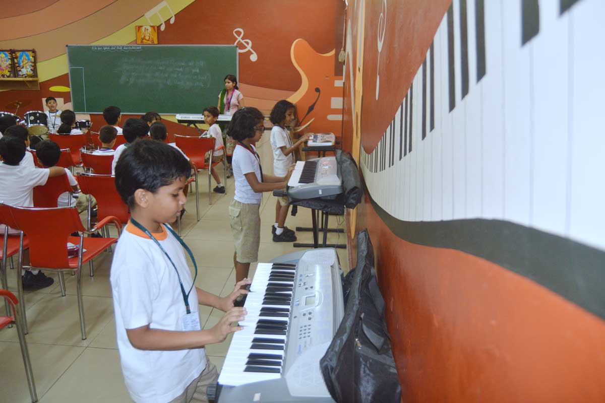 Students are trained with different musical instrument - NHG