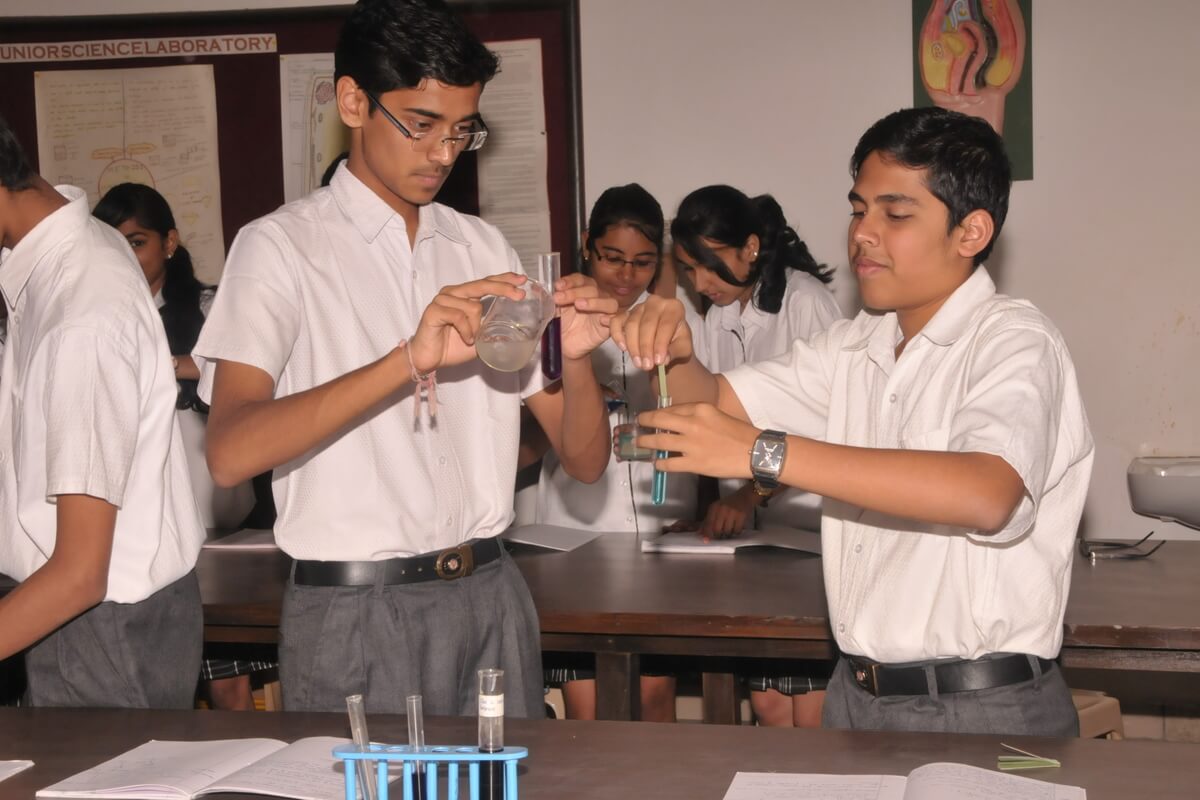 Students at Chemistry Lab - New Horizon Gurukul